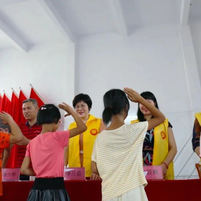 揭西助学行：志愿者与孩子们击掌互动