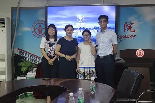 走进高校座谈：出席人员在学院会议室合影
